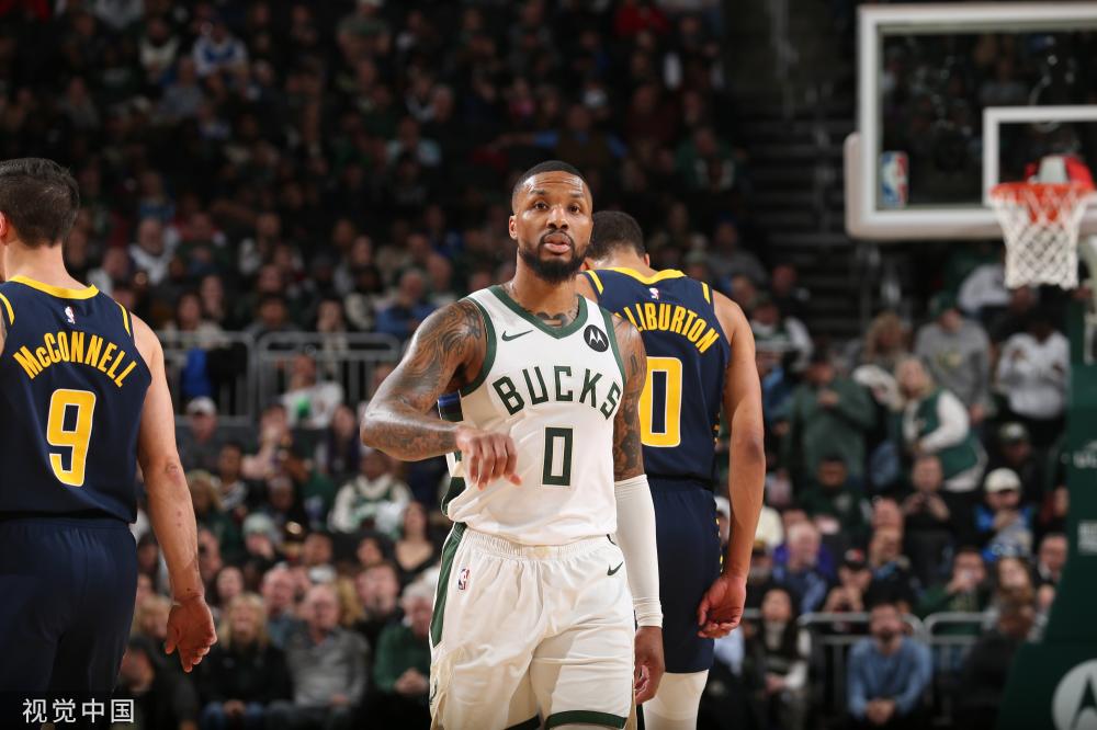 展示了足球 展示了足球